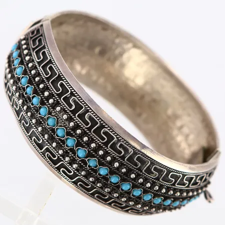 Armring med turkosa stenar Ø55mm bredd: 27mm, öppningsbart, ostämplat silver Vikt: 30,5 g