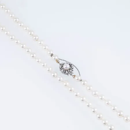 Pärlcollier 108st odlade saltvattenpärlor Ø7mm, längd 90cm, vitguldslås Ø15mm med odlad saltvattenpärla Ø7mm och 8 x ca 0,03ct briljantslipade diamanter, säkerhetskedja utan lås, 18K.  Vikt: 0 g