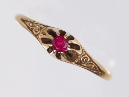 Ring med röd sten stl:17¼ bredd 1-4mm årstämplad för 1955 18K Vikt: 1,5 g