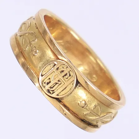 Ring med dekor stl: 19¾ bredd 7mm gravyr 18K Vikt: 9,7 g