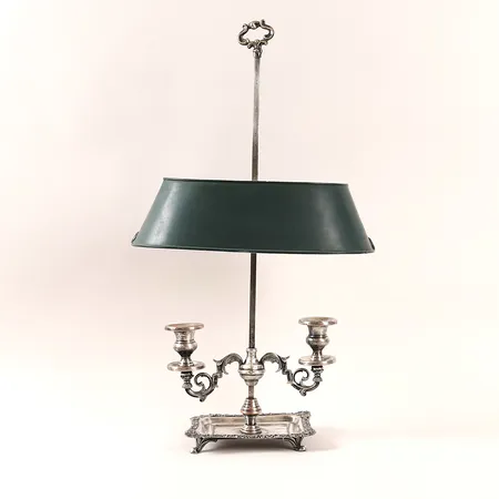 Bordslampa så kallad  Bouillotte-lampa, för två ljus, försilvrad koppar, 1800-talets andra hälft, höjd ca 56cm, åldersbetingat slitage, mindre skev, ytslitage.