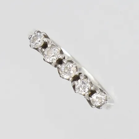 Ring med vita stenar, stl:17, bredd 3-4mm, 925/1000 silver Vikt: 2,3 g