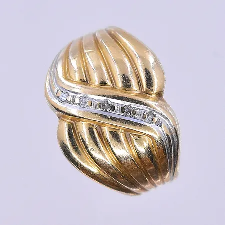 Ring stl:15, bredd 3-12 mm 18K. Vikt: 2,8 g