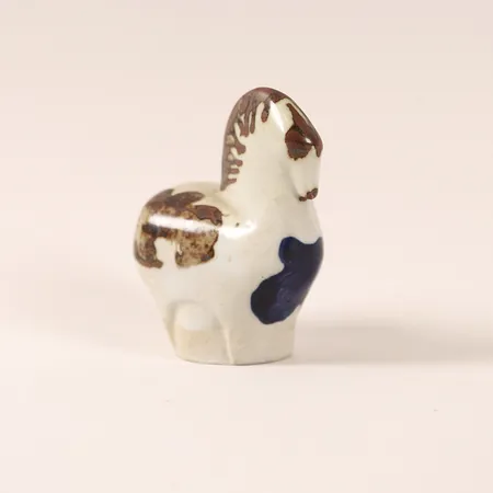 Figurin Häst Gösta Grähs & Kerstin Hörnlund, egen ateljé, glaserat stengods, höjd 10cm.  Skickas med paket.