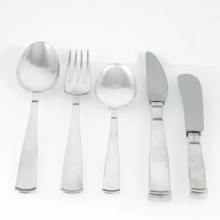 Rosenholm i silver: 12 bordsskedar (182 mm), 12 bordsgafflar (178 mm), 12 bordsknivar med rostfria blad (200 mm), 12 dessertskedar (150 mm), 4 smörknivar med rostfria blad (160 mm)). Bruttovikt: 2240g (skedar & gafflar 1300g, delar med rostfria blad 940g) Skickas med postpaket.