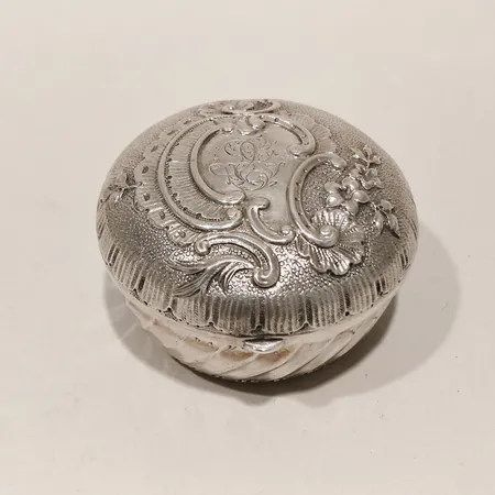 Dosa med reliefmönster och monogram Ø46,7mm 800/1000 silver  Vikt: 26,7 g