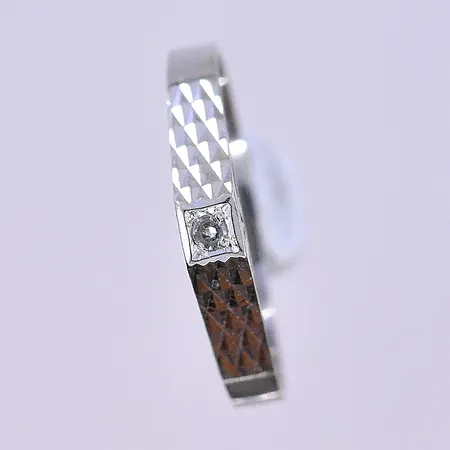 Ring med vit sten stl:17¼, bredd 2-3 mm vitguld 18K. Vikt: 1,4 g