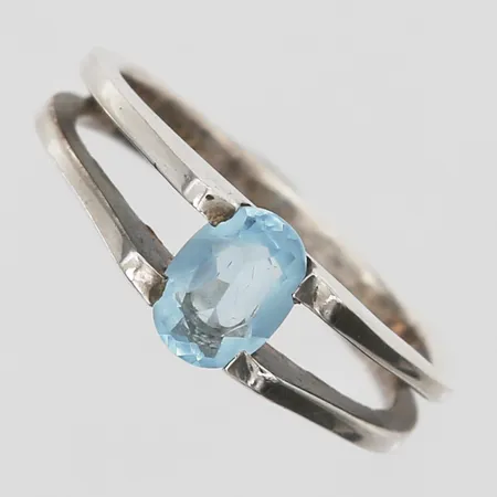 Ring med ljusblå sten GHA stl:17½, bredd 3-7mm, silver 925/1000 Vikt: 2,9 g