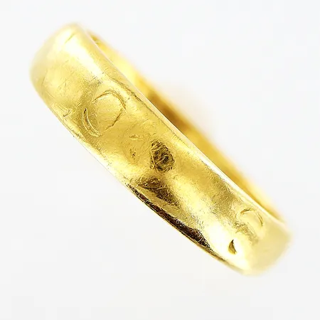 Ring slät stl:15¾, bredd 4mm, skevheter, gravyr, 23K Vikt: 3,7 g