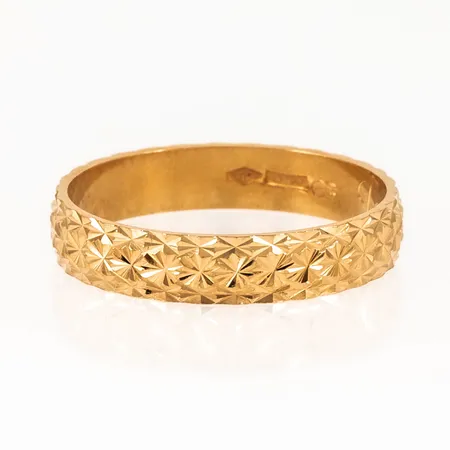 Ring mönster stl:18¼ bredd 4mm, höjd 1mm, gravyr, 18K 2,9g.
