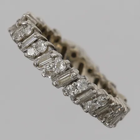 Ring helallians med baguettslipade diamanter 16 x ca 0,02ct samt åttkantsslipade diamanter 60 x ca 0,01ct, stl: 16½, 14K vitguld Vikt: 3,3 g