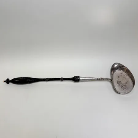 Slev 43cm handta i trä samt ben, bruttovikt 830/1000 Silver 147,3g.