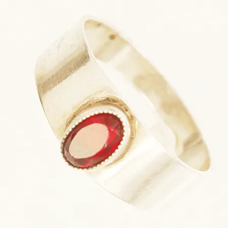 Ring med röd sten stl 15¾ bredd 7mm, silver Vikt: 1,5 g
