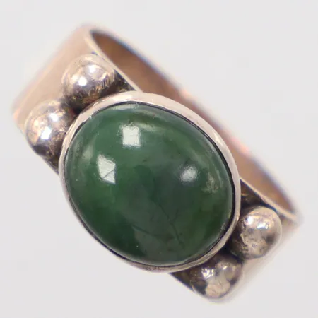 Ring 18¼, grön sten, silver 925/1000 Vikt: 7,5 g