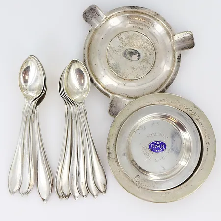11 kaffeskedar 3 askfat 2 med emaljemblem, defekter och gravyr, silver 830/1000. Vikt: 287,5 g