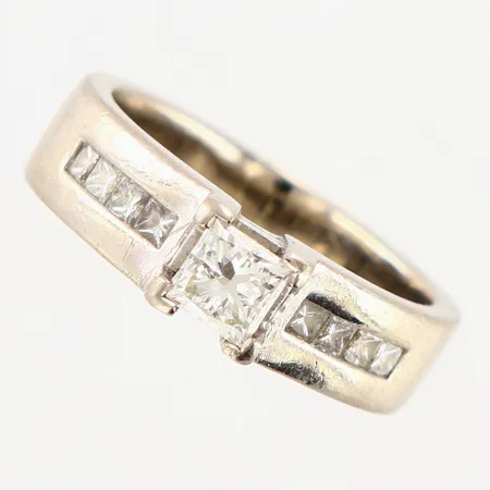 Ring prinsesslipade diamanter, ca 0,80ctv W/SI enligt gravyr, stl:16¾ bredd 5mm vitguld GHA 18K.  Vikt: 7,7 g