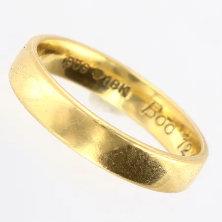 Ring slät stl:17¼ bredd: 4mm, gravyr, 18K Vikt: 4,3 g