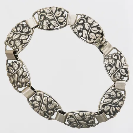 Armband med floral dekor, G Kaplan Ge-Kå-Smycken, Stockholm, 1958, längd 20cm, bredd 15mm, slitage, 830/1000 silver.  Vikt: 15,5 g