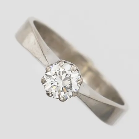 Ring med diamant 1xca0,48ct enligt gravyr ca W(H)/P, stl:16¾, bredd 3-5,5mm, Jonssons Guldsmedsverkstad år 1977, vitguld, 18K Vikt: 3,6 g