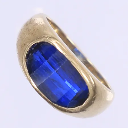 Ring med blå sten troligen syntetisk safir stl:17½, bredd 3-9mm, 14K Bruttovikt: 6,6g Vikt: 6,6 g