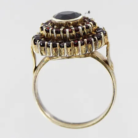 Ring med granater stl:17¾, skena 2,5mm, ovandel Ø18mm, förgyllt silver 925/1000. Vikt: 6,4 g