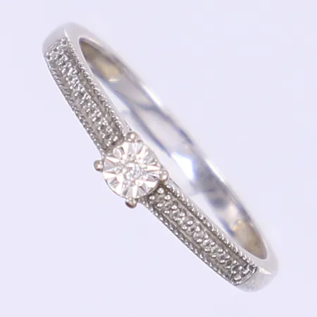 Ring med vita stenar stl:17¾ bredd 2-3mm, vitguld 18K Vikt: 2 g