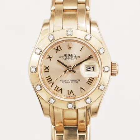 Damur Rolex Oyster Perpertual Lady-Datejust Pearlmaster 18K roséguld automatisk ref-nr:80315 serie-nr:50AK6120 kaliber:2235 verk-nr:078871u3 boett-nr:2075 Ø29mm diamanter på kransen armband ca 18cm små repor certifikat stämplad 2021 manual box ej tillhörande modellen Vikt: 0 g