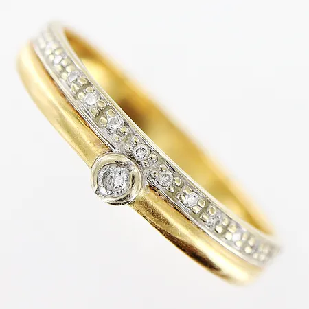 Ring med diamanter 0,10ctv stl:18 GHA, bredd 4mm, 18K Vikt: 2,7 g