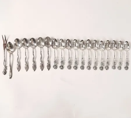 Diverse silverbestick 19 delar, olika modeller och storlekar, längd 9-12cm, slitage, olika silverhalt, mestadels silver 830/1000. Vikt: 164 g