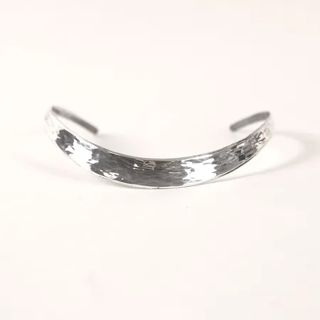 Collier med hamrad dekor Alton år 1972, innermått ca Ø11x10cm, bredd 4-14mm, silver 925/1000 Vikt: 32,2 g