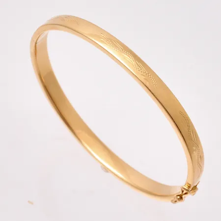 Armring 18,5cm, öppnigsbar, bredd 5,8mm, graverad dekor på en sida, importstämplad, 18K, 17,93g.