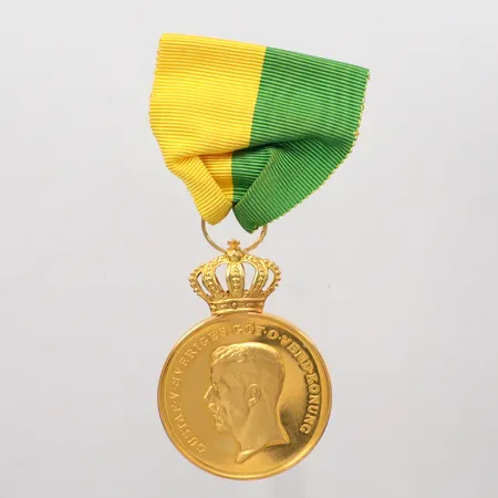 Medalj, För lång och trogen tjänst gravyr, 23K/18K i överdel, Ø ca 36mm, med tygrosett/säkerhetsnål. 23/18K Bruttovikt Vikt: 31,3 g