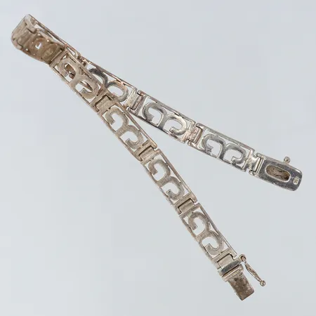 Armband med dekor halvstelt längd 19,5cm bredd 6,5mm Silver 925/1000.  Vikt: 14 g