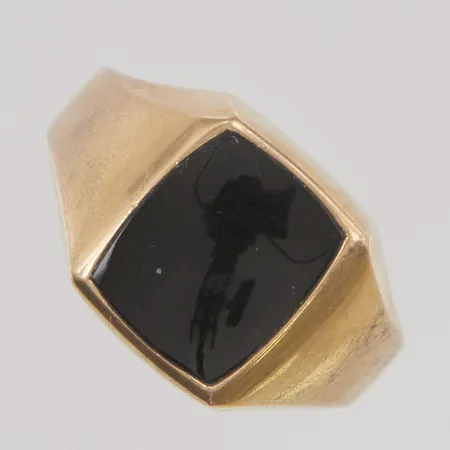 Ring med onyx stl:22½ bredd 15mm gravyr, skev skena, 18K 6,5g.