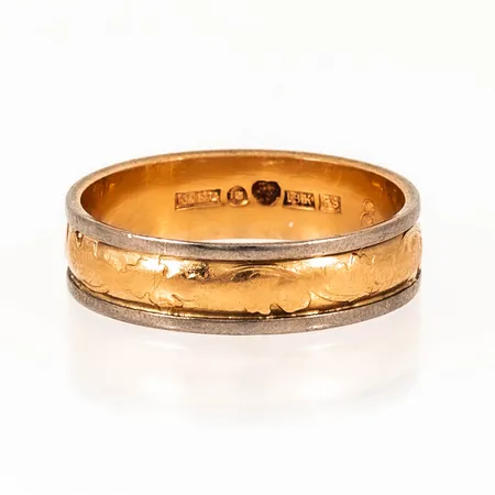 Ingenjörsring stl:21¾ bredd 6,5mm, gravyr, 18K 7,2g.