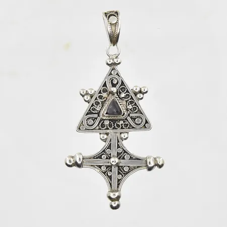 Hänge med sten i tuaregstil längd 70mm, bredd 37mm, sliten/naggad sten, silver. Vikt: 12,3 g