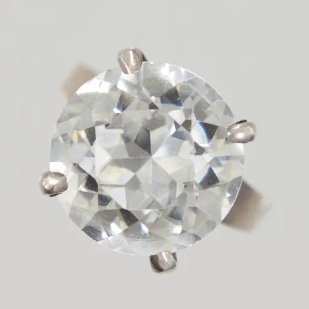 Ring med vit sten, bergskristall, stl 16, bredd 2,3-14mm, höjd 13,4mm, G. Kaplan år 1966, silver Vikt: 5,4 g