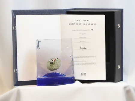 Skulptur Bertil Vallien för Kosta Boda , "Life" del 1/4, nr 78/500, i Kartong med certifikat, nagg  Skickas med postpaket.