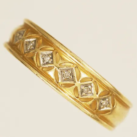 Ring med diamanter 6 x ca 0,005ct stl:18¾ bredd 4,6-6mm 18K Vikt: 4,2 g