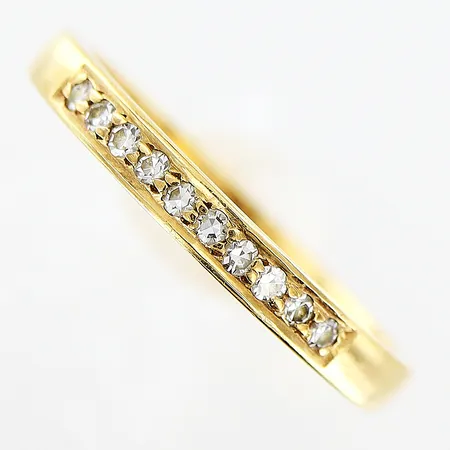 Ring med 10 diamanter 0,10ctv enligt gravyr, stl:17¼, bredd 2,5mm, gravyr, 18K Vikt: 2,5 g
