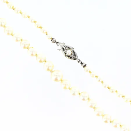Pärlcollier med lås i 18K längd 42cm, doserat, odlade pärlor ca 3,5-7mm, vitguldslås, bruttovikt: 13,3 gram Vikt: 13,3 g