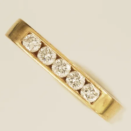 Ring med diamanter 5x0,10ct stl:20¾ bredd 3,7mm 18K Vikt: 7,8 g