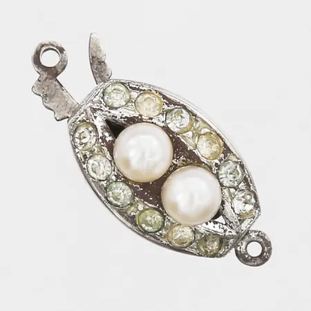 Lås till pärlcollier med vita stenar och imitationspärlor, längd 19mm, bredd 9mm, en sten saknas, silver 835/1000 Vikt: 1,3 g