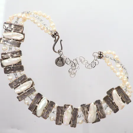 Collier med barocka pärlor, längd 33-48cm, bredd ca. 2,2cm, ej stämplat, förlängningskedja ej silver, silver 830/1000 Vikt: 84,6 g