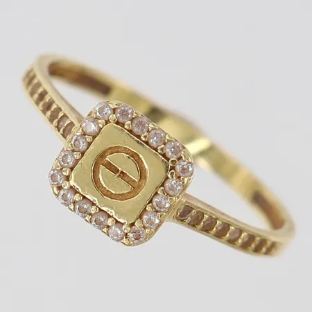 Ring med vita stenar stl:18 bredd 1,6-7,2mm ostämplat 18K.  Vikt: 1,9 g