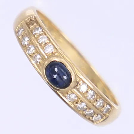 Ring med diamanter 15 x ca 0,01ct och blå sten stl: 17¼ bredd 2-5mm en sten saknas 18K Vikt: 2,8 g