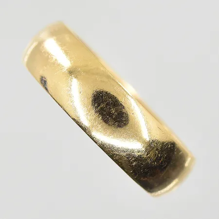 Ring Schalin stl:16, bredd 5mm, gravyr, 18K. Vikt: 3,7 g