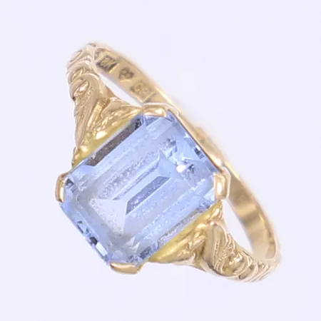 Ring med blå sten stl: 16 bredd 2-9mm Göteborg 1953 18K Vikt: 2 g