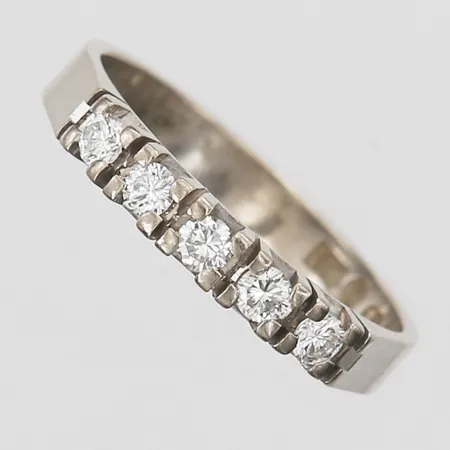 Ring med diamanter totalt 0,25ctv TW/VS enligt gravyr stl:16¾, bredd 3mm, Ge-Kå Rolf Kaplan Ab, år 1980, vitguld, 18K Vikt: 2,7 g