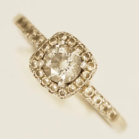 Ring med vita stenar stl:18 bredd 1,8mm 925/1000 silver Vikt: 2,5 g